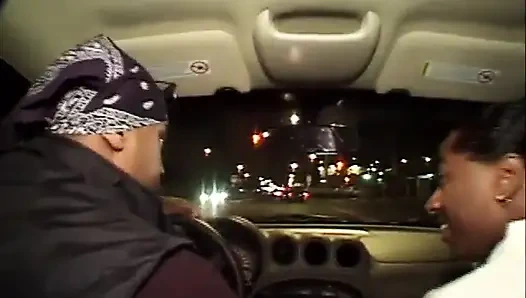 Gefärbte haare, natürliche möpse, schwarze muschi ficken ... in den mund kommen