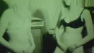 Duas namoradas sensuais compartilham um pau (vintage dos anos 60)