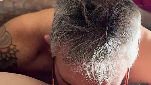 Bonemaiden mendorong suaminya gila dengan kakinya yang indah