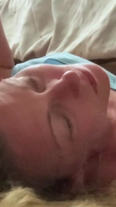 그녀의 목구멍에 거대한 정액을 쏘면서 깊게 재갈을 물리는 공 | 클립 3