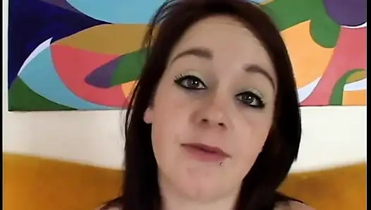 Kameramen merekam pelacur brunette imut dengan tato mengisap kontol kerasnya