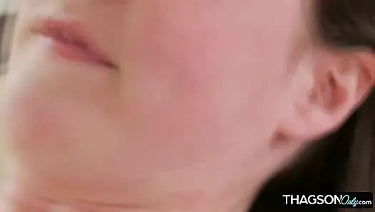 Brunette terangsang masturbasi dengan faucet dapur