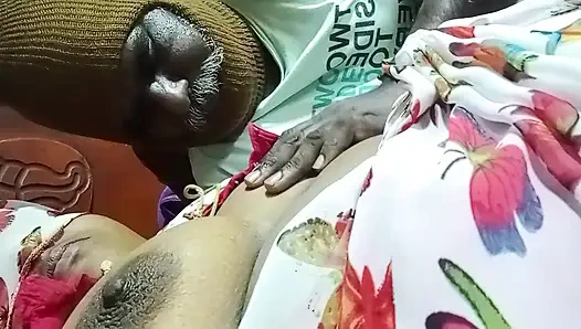 Hintli kadın ile oynuyor