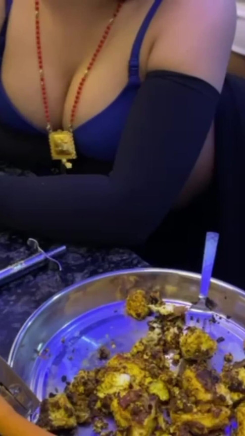 Chachi Ki Jabardast Chudai Kari Kitchen mein Jab wo khana Bnarahi thi.. | Clip 2