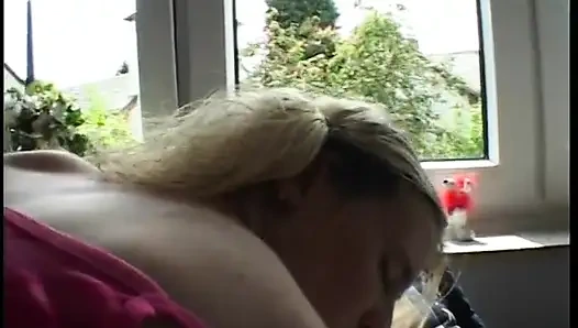 Sarışın kızı sikiyor ve yüzüne boşaltıyor