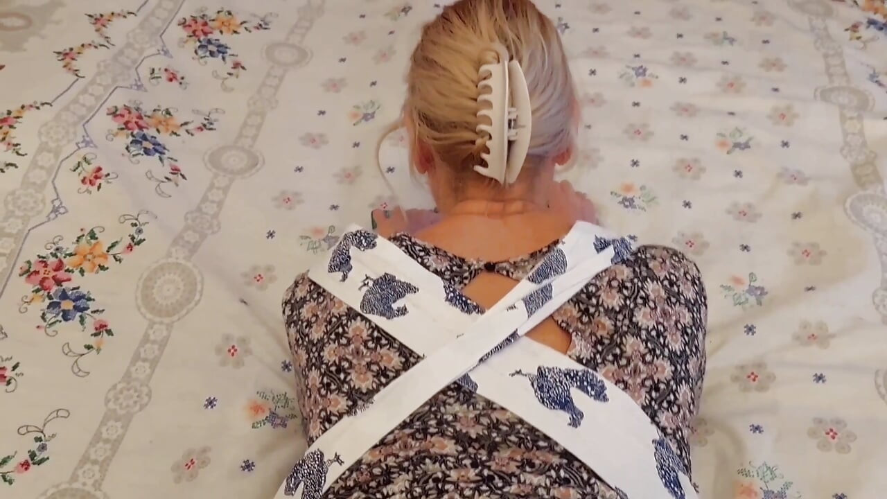 Amateur, blonde reife ehefrau genießt teilbekleideten sex