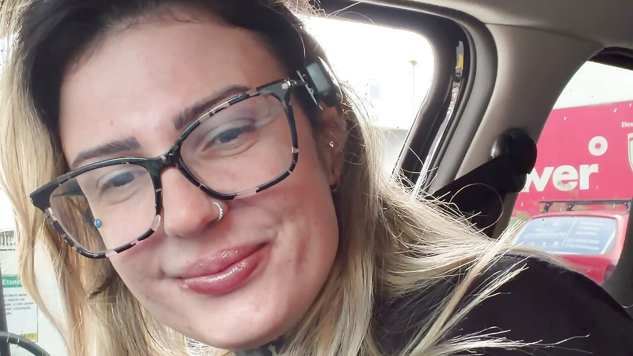 The Brazilian gas station attendant accepted to be a porn actress and showed her breasts in the moving car
