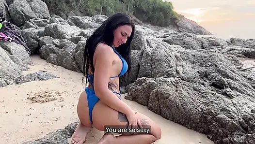 Tatilde aldatan evli kadın plajda bir yabancıyı alıyor ve amına ateşli bir döl alıyor. Tam video