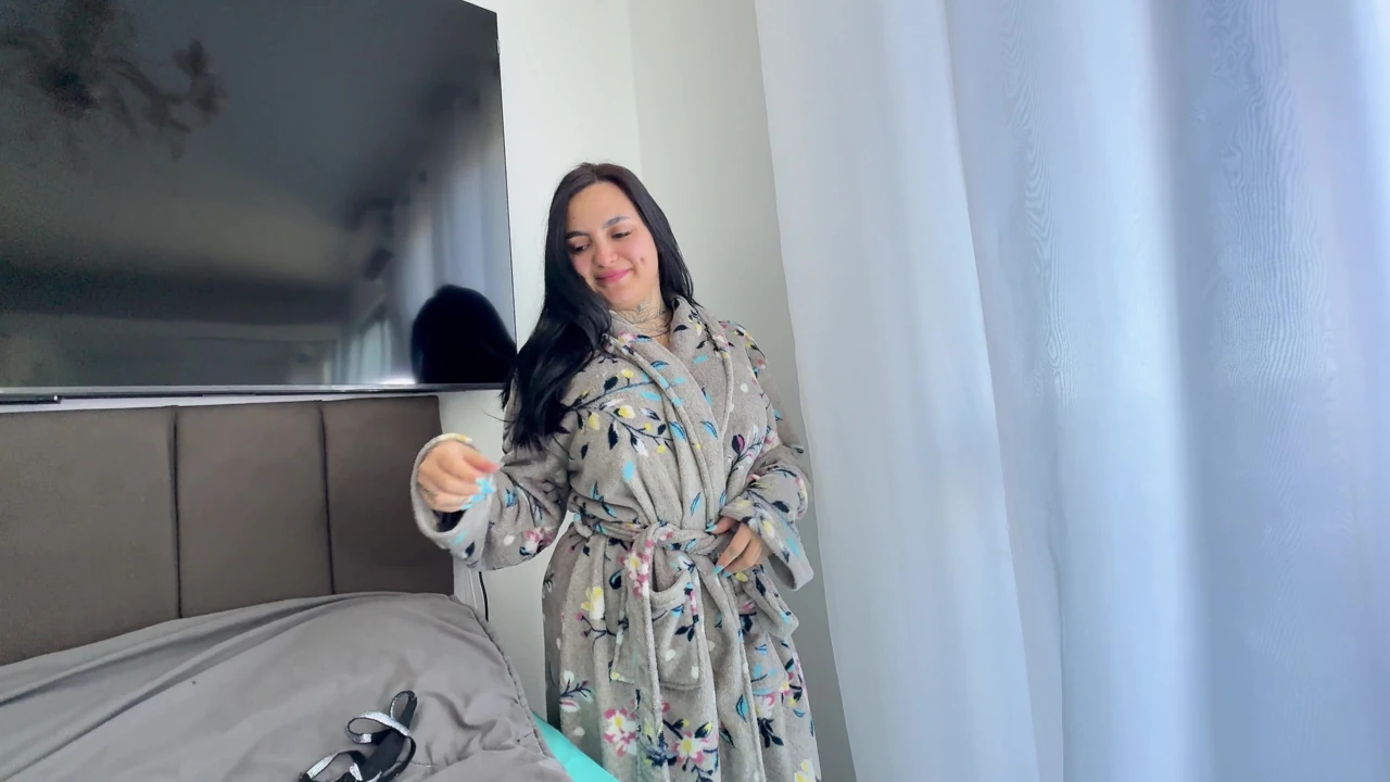 Latin orta yaşlı seksi kadının yüksek sesli ve ıslak bir amcığı var.