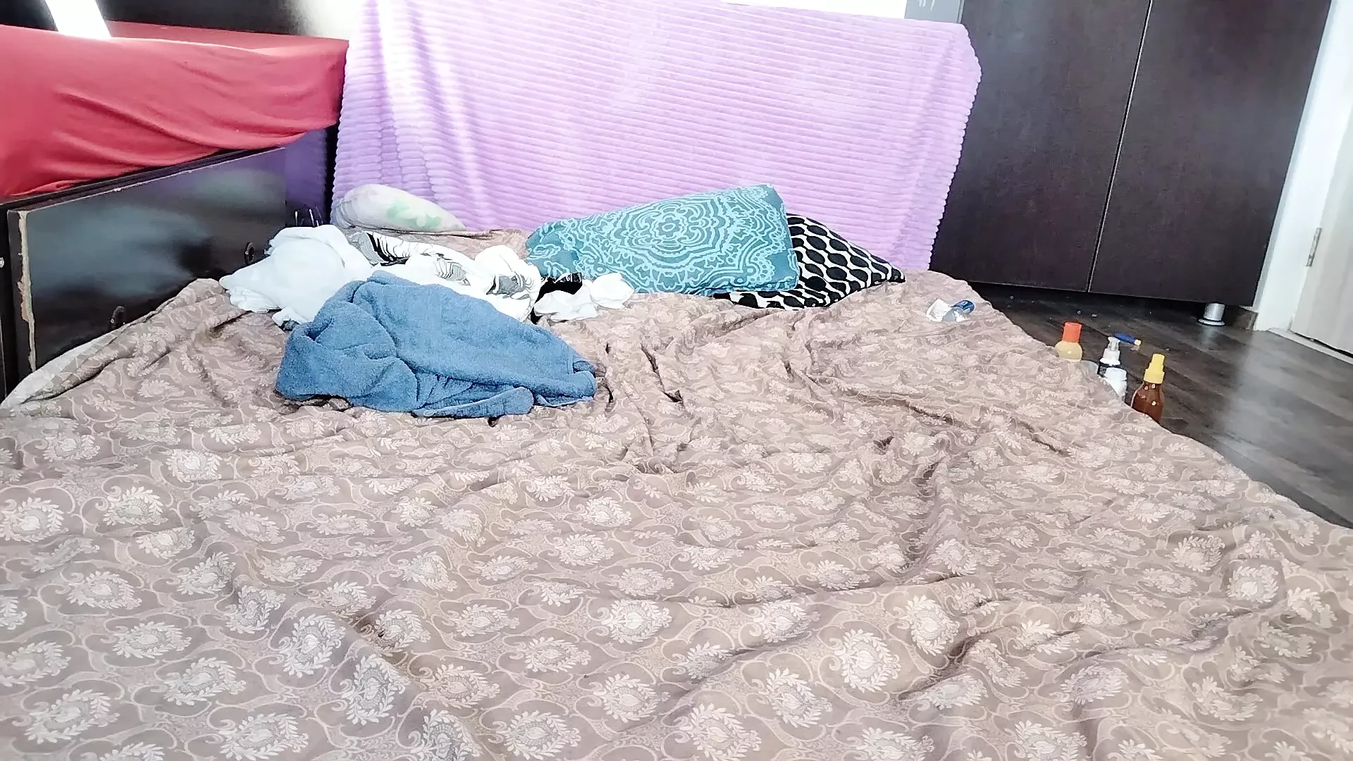 Minha esposa me dá uma punheta até eu gozar. Casal amador, sexo louco no quarto