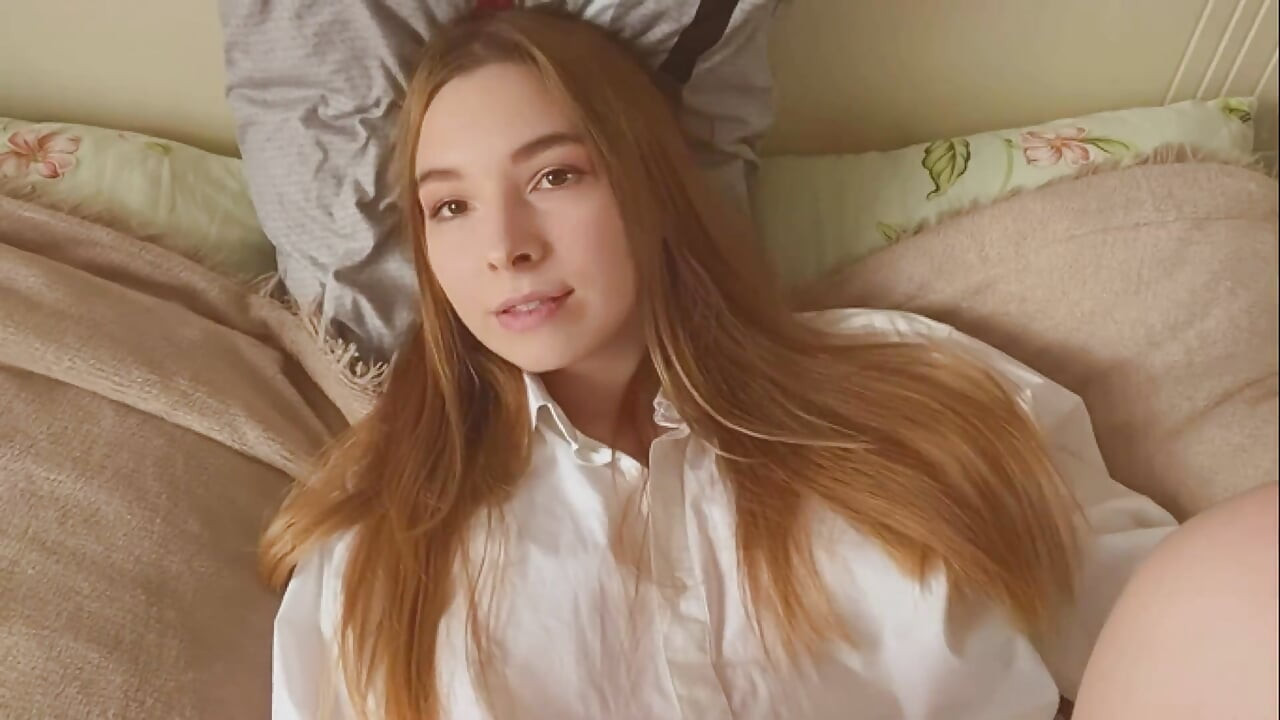 Cipka pięknej dziewczyny cycki i spuści