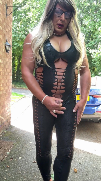 Nezaboravan trenutak iz "Seksi transvestita kellycd2022 u crnom pvc catsuitu i štiklama"