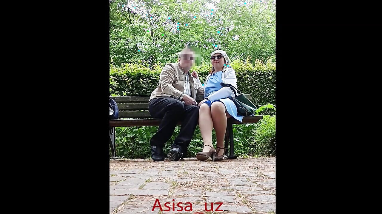Mujer musulmana mama en el parque de la ciudad, se quita las bragas y hace pis, muestra su coño