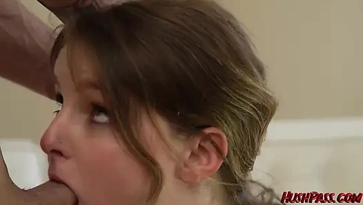 От лизание очка до минета, Eliza Eves стремится угодить