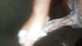 Homme maigre avec un corps naturel en train de se masturber