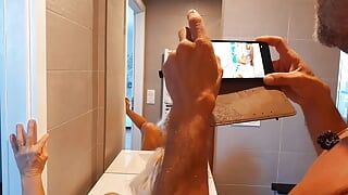 Sexy nahá blonďatá amatérská zralá manželka si užívá sexu v koupelně
