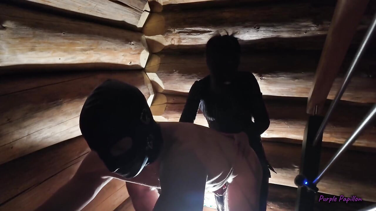 黑暗假屌在樓梯上用粉色假陽具釘住