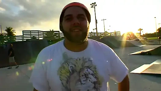 Pelacur rambut pirang nyepong kontolku sebelum dientot habis-habisan