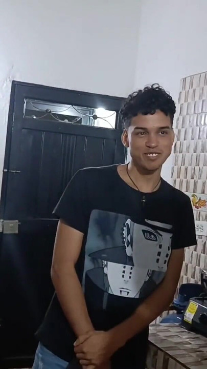 MILFA sa velikim dupetom otkazuje dostavljača odličnim pušenjem kurca i jakim seksom | Klip 1