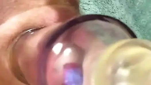 Yarak pompalanıyor ve 8 inçlik tüpü dolduruyor yakın çekim