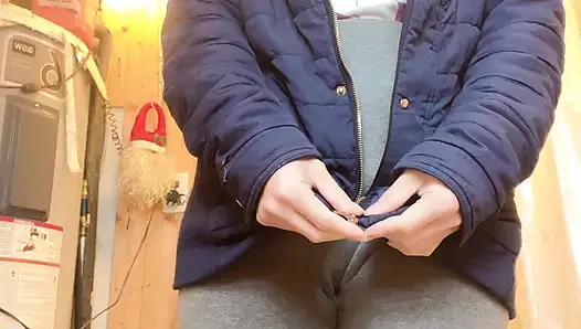 Hana nggak sabar kencing di toilet