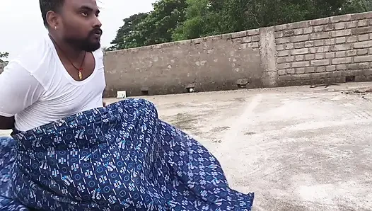 Güzel Hintli köylü teyze ateşli romantizm Büyük göğüsler çatıda sikişiyor