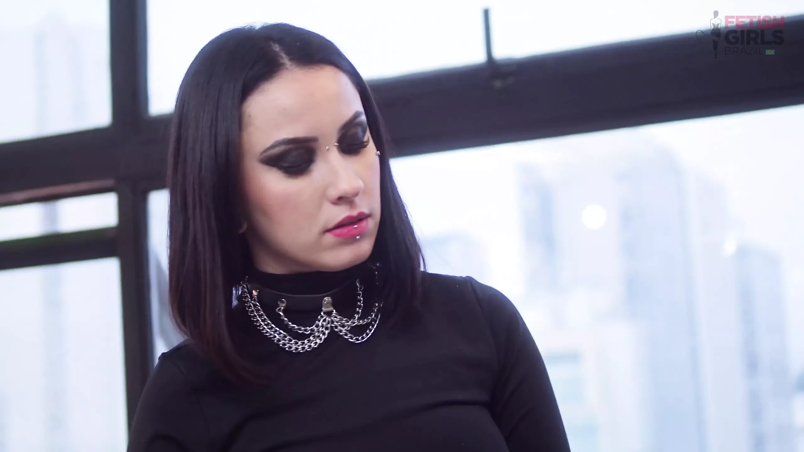 Domme yumruğunu aceminin amına sokuyor ve buna bayılıyor, dominatrix'ine çılgınca geldi