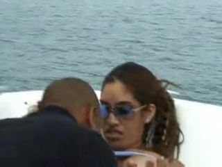Femeie latino suculentă cu cur, pe barcă