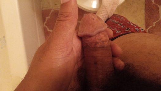 Szarpanie się pod prysznicem i pokazywanie spermy na palcach