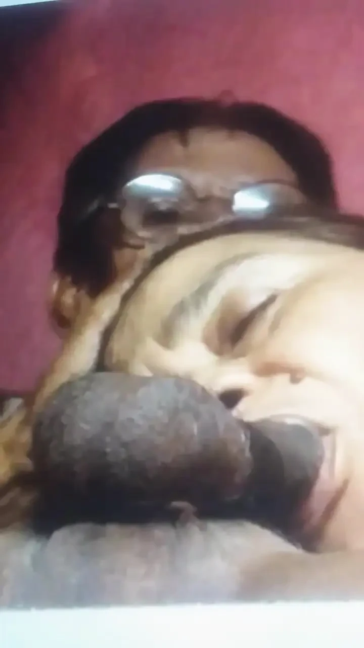 いつも私のペニスをしゃぶってくれる彼女が大好きです