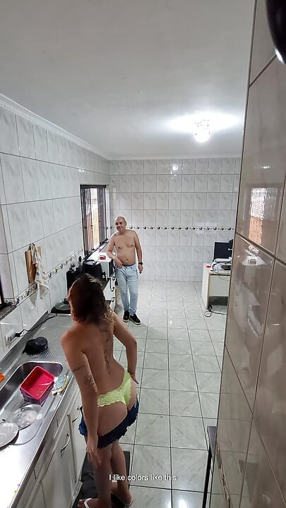 Η υπηρέτρια συμφώνησε να γυμνωθεί και να λάβει μια εκσπερμάτιση στο πρόσωπό της.
