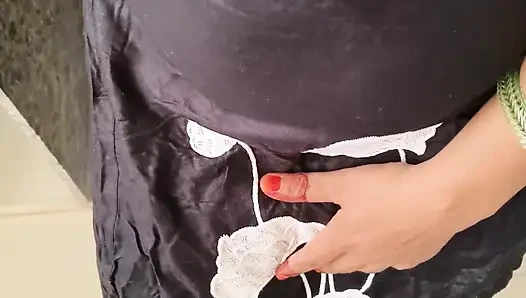 Hintli utangaç yenge ev sahibi tarafından sert sikiliyor