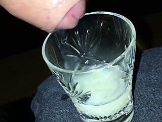 Éjaculation dans un verre à liqueur