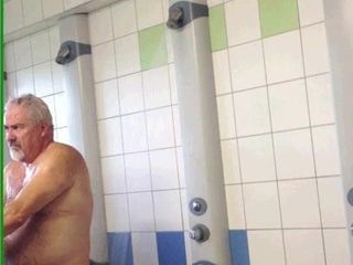 Папочка принимает душ перед камерой