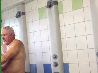 Papa prend une douche devant la caméra