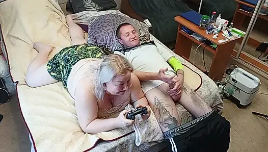 Konsolun oyunu üvey anneden sperm yutarak oral seksle sona erdi