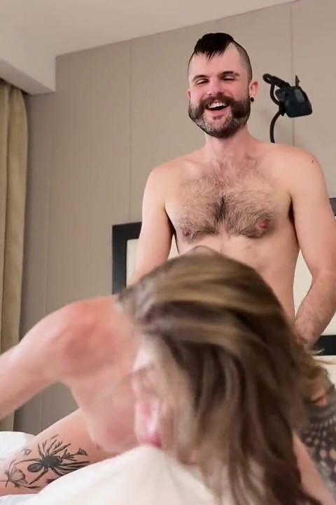 Zwei geile jungs wechseln sich an einem transgirl ab