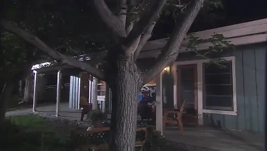 Çekici evli kadın sert bir zonklamadan anlayışlı oluyor
