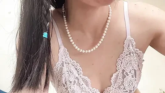Hana yarak emiyor ve sonra minyon seksi vücudunu gösteriyor