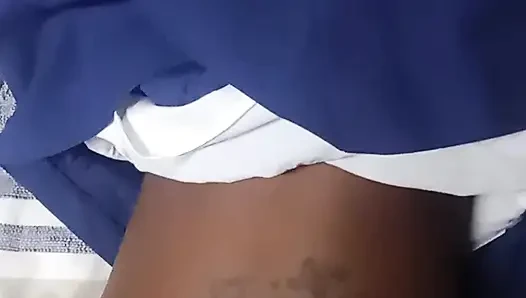 Zenci kız beyaz yarağı emiyor ve mastürbasyon yapıyor ve lezzetli götüne boşalma