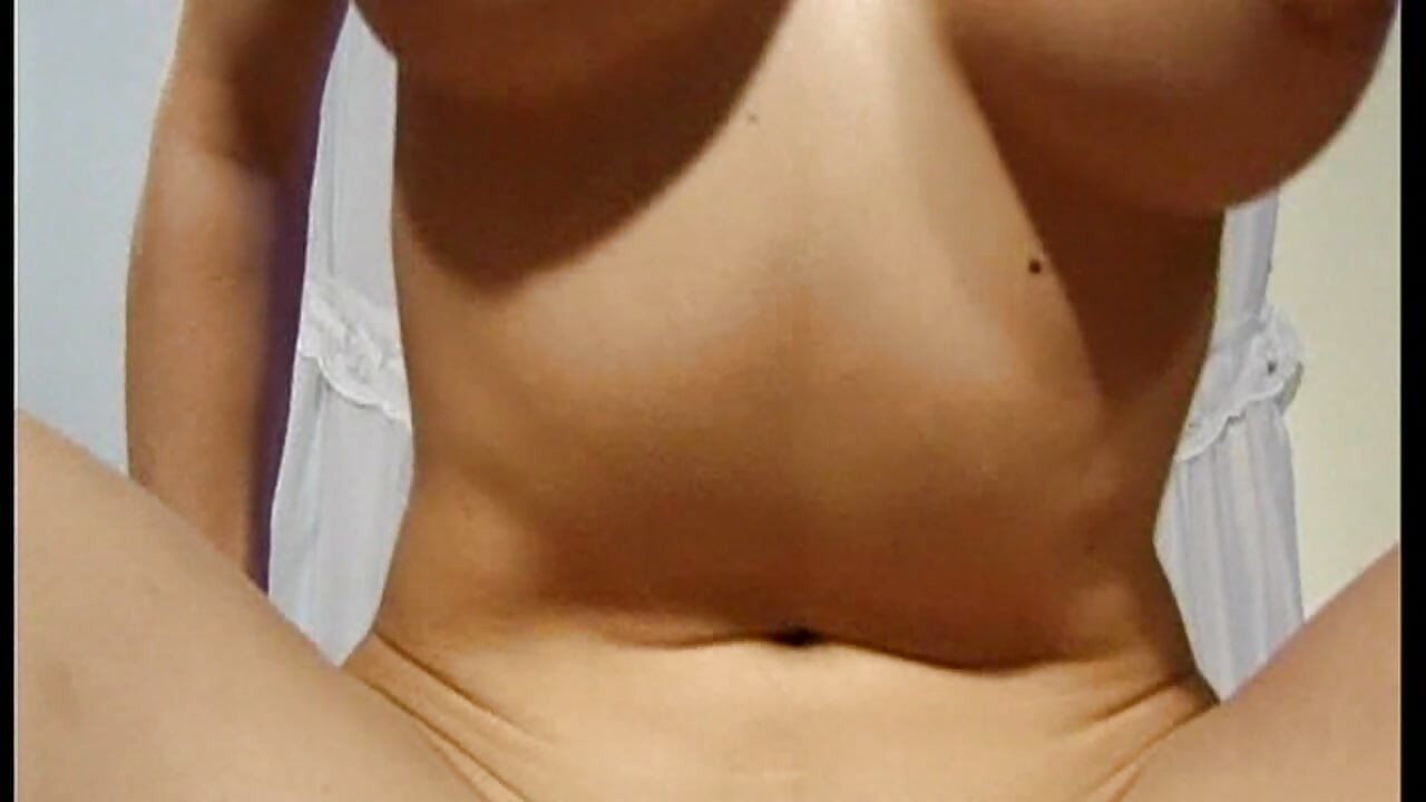Vollbusige brünette MILF fingert und spielt mit ihren tropfende löchern