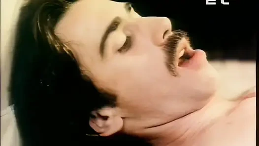 Горячая винтажная брюнетка сосет огромный жесткий член