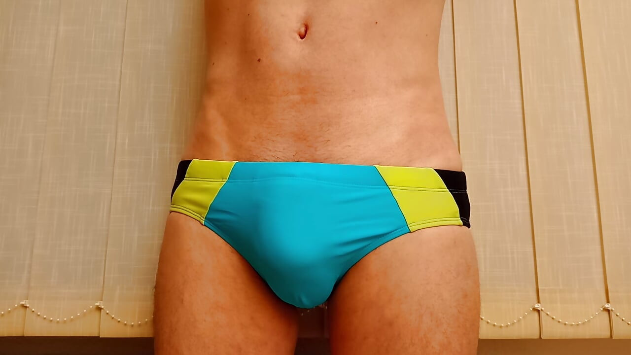 Growing Bulge Cumming in Speedos