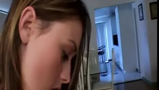 Sarışın peacherinos karlie montana ve keagan stilleri takma lezbiyen seksini denemek istiyor