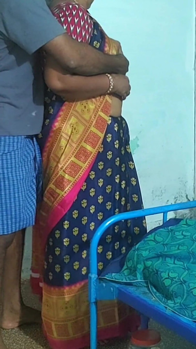 Stiefmoeder stond klaar en ik tilde haar saree op en likte haar poesje en had dan seks met haar