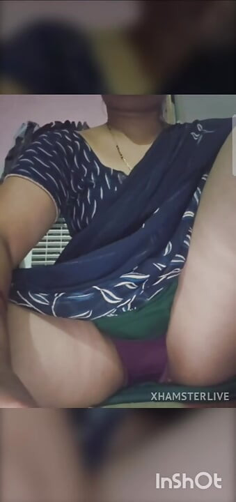 Desi bhabhi ne kursi pe beth ke apni chooth ke maje liye