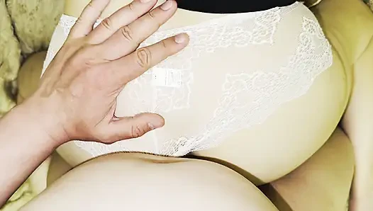 Meine Lieblingsstiefmutter in weißen Spitzenslips hat meine Aufmerksamkeit erregt! Ich komme direkt auf meine Unterhose!