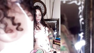 Zierliche brünette mit tattoos masturbiert