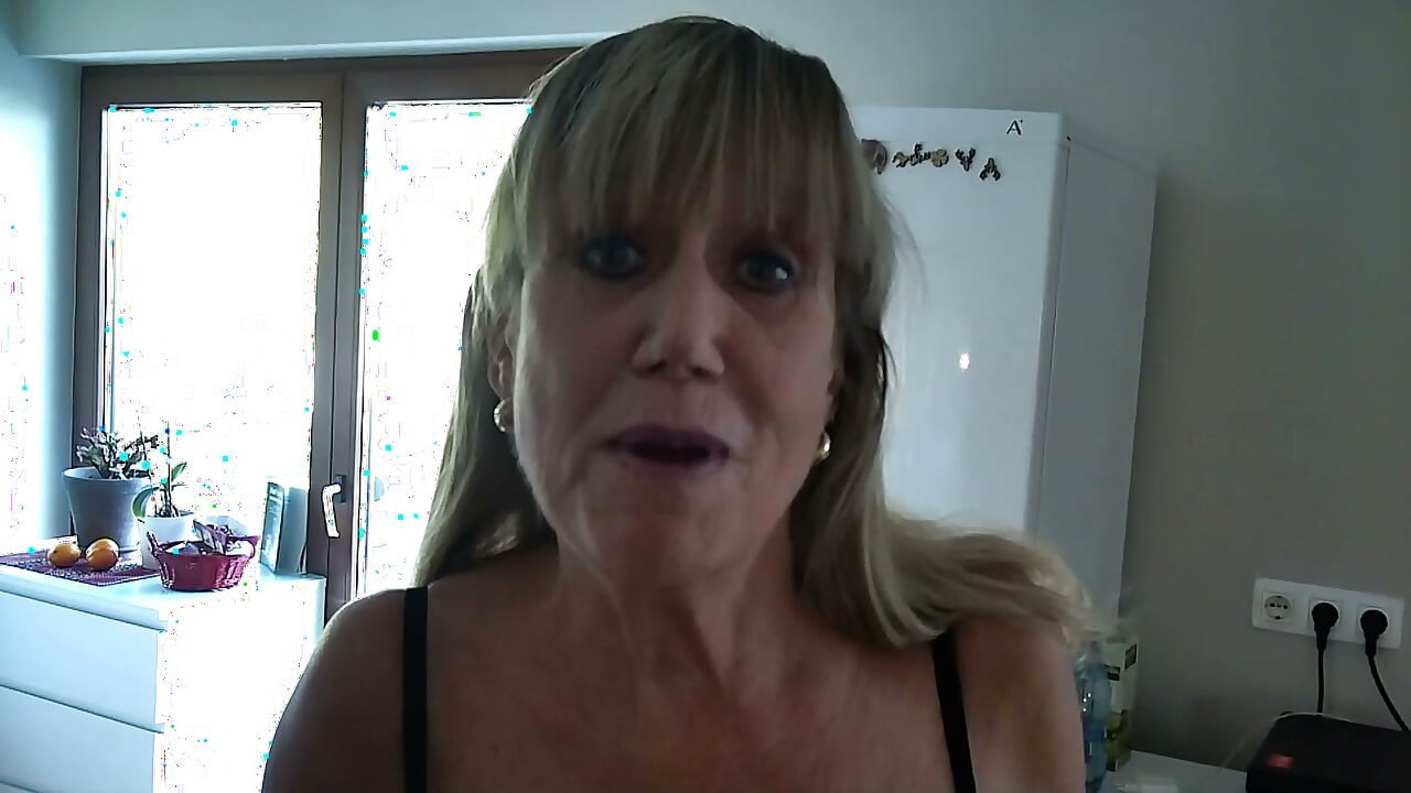 DirtyMilfTina prinsă uitându-se la porno