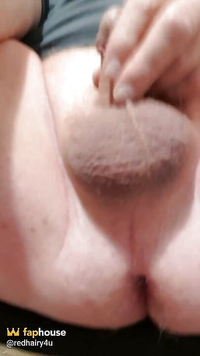Cewek sange ini lagi asik masturbasi memeknya pakai kontol sampai matanya merem melek